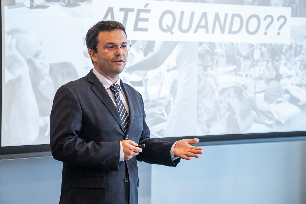 Profissionais em apresentação de gestão, imagem do site institucional